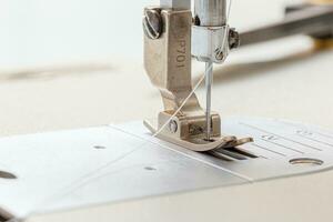 couture machine aiguille avec fil et en tissu photo