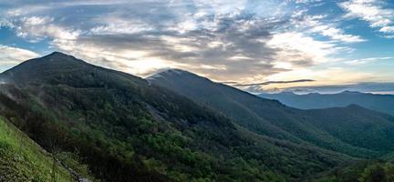 montagnes de la crête bleue près du mont mitchell et des jardins escarpés photo