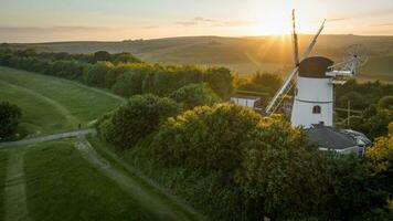 vieux non fonctionnel Moulin à vent dans une le coucher du soleil lumière par le Brighton et putain, est sussexe, Royaume-Uni photo