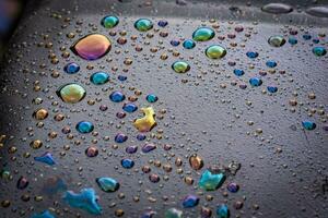 l'eau gouttes sur une déchets pétrole récipient tourné couleurs photo