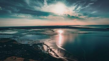 aérien vue de une peu ville entouré par magnifique la nature sur une le coucher du soleil lever du soleil llanfairfechan, Nord Pays de Galles, Cymru, Royaume-Uni photo