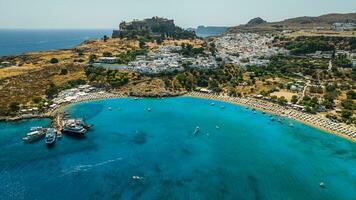 aérien vue de petit ville de Lindos, Rhodes, Grèce photo