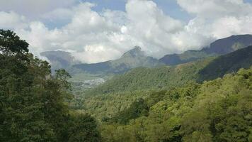 paysage de le montagnes et le village dans sembalun, Rinjani montagne, Indonésie photo