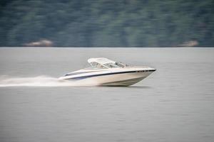 flou abstrait de la nature et bateau en mouvement rapide sur le lac photo