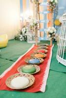 une table avec coloré assiettes et boules sur il photo