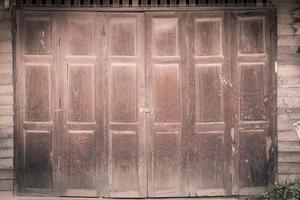 porte en bois vintage de maison de style thaï photo