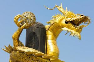 dragon chinois doré géant photo