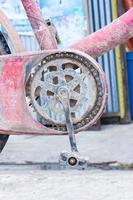 Ancienne roue à chaîne de vélo avec de la boue sèche