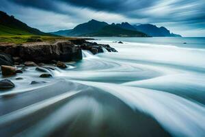 une longue exposition photographier de vagues s'écraser sur le rive. généré par ai photo