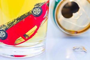 photo horizontale de petite voiture rouge dans un verre de bière