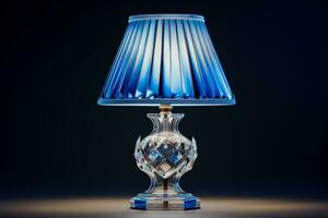 élégant cristal table lampe émettant doux éclairage isolé sur une pente Contexte photo