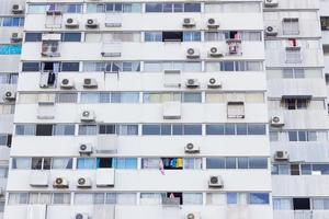 fenêtres de condo au fond de la journée. photo