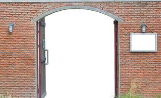 Porte dans l'ancien mur de briques isolé sur fond blanc photo