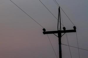 poteau électrique sur ciel sombre photo