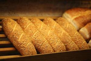 pain de maïs grain sur l'étagère, produits de boulangerie, pâtisserie et boulangerie photo
