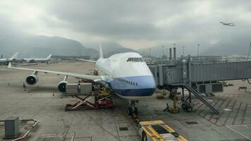 chargement cargaison dans le avion, Hong kong photo