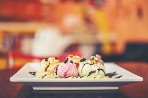 crème glacée sundae vanille fraise chocolat boules de citron avec banane photo
