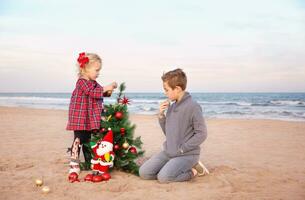 avoir prêt pour Noël vacances. famille fête sur le plage photo