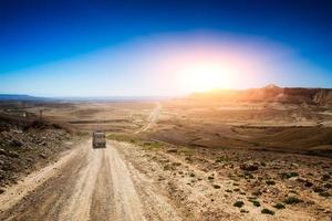 jeep dans une route désertique photo