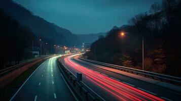 voiture lumière les sentiers sur le Autoroute à nuit. lueur lumières sur route photo