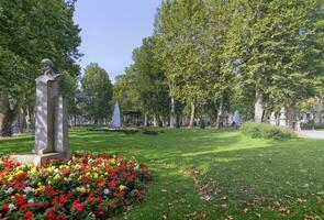 pierre statue de Ivan Mazuranique dans zrinjevac parc dans zagreb, croa photo