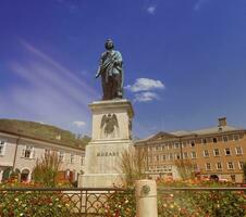 Mozart monument sur mozartplatz carré, Salzbourg, L'Autriche photo