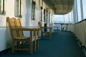 en bois chaises sur le plate-forme de croisière doublure photo