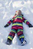 de bonne humeur enfant mensonge sur neige photo