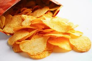 croustilles de pommes de terre dans un sac ouvert, délicieux assaisonnement pour barbecue épicé pour les frites, collations frites en tranches fines de restauration rapide. photo