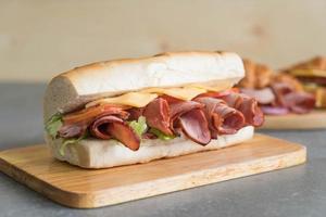 sandwich sous-marin jambon et salade photo