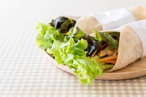 envelopper le rouleau de salade sur la table