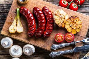 rôti saucisses avec légume et Brouillon bière. photo