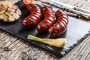 rôti saucisses avec légume et Brouillon bière. photo