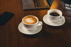 café sur le bureau dans le Matin photo