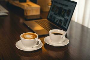 café sur le bureau dans le Matin photo