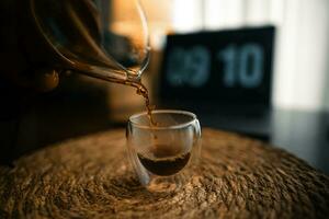 goutte café sur le table dans le maison photo