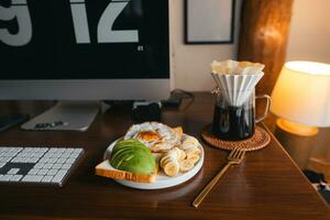 café et petit déjeuner sur le bureau photo