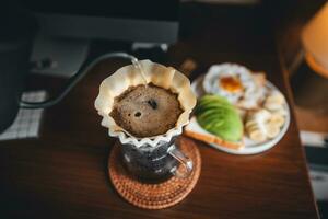 café et petit déjeuner sur le bureau photo