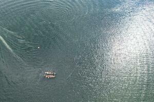 haute angle métrage de gens sont canotage à caldecotte Lac situé à Milton Keynes ville de Angleterre génial Bretagne Royaume-Uni. le aérien paysage a été capturé sur août 21, 2023 avec drone caméra photo