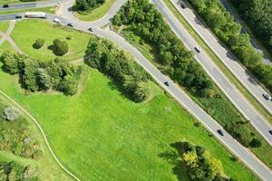 haute angle métrage de Britanique route et circulation à caldecotte Lac de Milton Keynes ville de Angleterre génial Grande-Bretagne, magnifique vue capturé sur août 21, 2023 avec drone caméra pendant ensoleillé journée photo