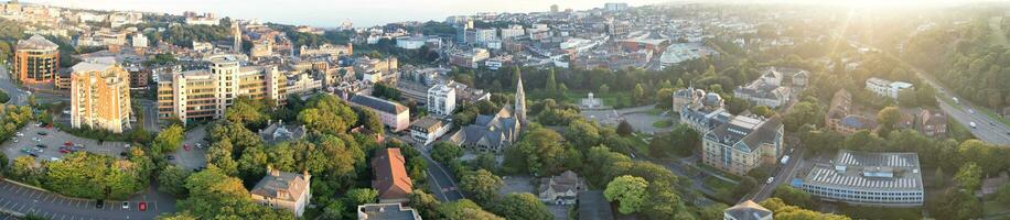 aérien panoramique vue de Britanique touristique attraction à mer vue de bournemouth ville de Angleterre génial Bretagne Royaume-Uni. haute angle image capturé avec drone caméra sur septembre 9ème, 2023 pendant le coucher du soleil photo