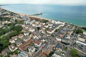 attrayant touristique destination à bournemouth ville sablonneux plage et océan de Angleterre génial Grande-Bretagne, aérien métrage capturé avec drone caméra sur août 23, 2023 pendant ensoleillé journée. photo