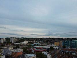 haute angle vue de Sud est centre ville et central luton ville et commercial district pendant le coucher du soleil. le image a été capturé avec drone caméra sur septembre 1er, 2023 photo