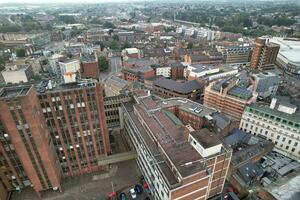 aérien vue de illuminé centre ville bâtiments, routes et central luton ville de Angleterre Royaume-Uni à début de clair temps nuit de septembre 5ème, 2023 photo