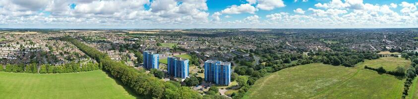 aérien large angle panoramique vue de Nord luton ville Résidentiel biens de Angleterre génial Bretagne Royaume-Uni. le haute angle métrage a été capturé avec drone caméra sur août 15ème, 2023 photo