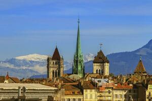 cathédrale saint pierre tours et Alpes montagnes, Genève, Suisse photo