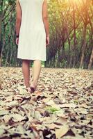 femme triste marchant seule dans la forêt se sentant triste et seule photo