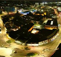 aérien verticale panoramique vue de illuminé centre ville bâtiments, routes et central luton ville de Angleterre Royaume-Uni à début de clair la météo nuit de septembre 5ème, 2023 photo