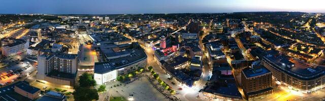 ultra large aérien panoramique vue de illuminé centre ville bâtiments, routes et central luton ville de Angleterre Royaume-Uni à début de clair la météo nuit de septembre 5ème, 2023 photo