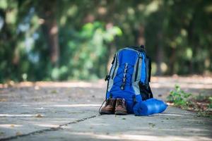 sac à dos et chaussures les routards se reposent sur la route lors d'une randonnée.